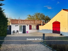 House for sale 8 rooms LE FENOUILLER (85), Large house with outbuilding and garden.