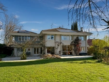 Prévessin-Moëns – Exceptional 7-room architect-designed house in the heart of a private park with swimming pool  
