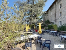Murs commerciaux + fonds de commerce bar-restaurant (licence IV) avec terrasse et logement de fonction à vendre RUOMS (07)