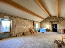 Maison de village en pierre 220 m² – 6 suites – cachet et potentiel à Vagnas, proche de Vallon-pont-d'Arc