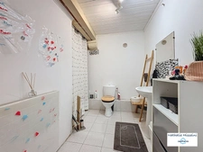 Murs commerciaux + fonds de commerce bar-restaurant (licence IV) avec terrasse et logement de fonction à vendre RUOMS (07)