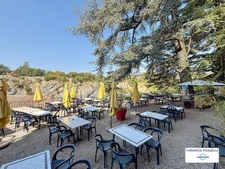 Murs commerciaux + fonds de commerce bar-restaurant (licence IV) avec terrasse et logement de fonction à vendre RUOMS (07)