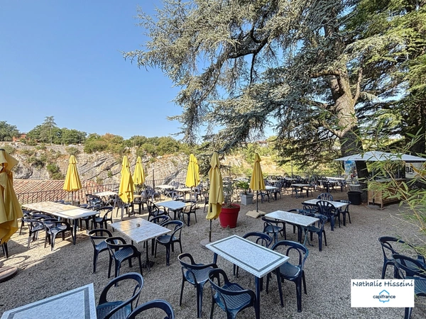 Murs commerciaux + fonds de commerce bar-restaurant (licence IV) avec terrasse et logement de fonction à vendre RUOMS (07)