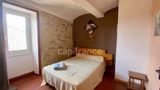 Maison de village en pierre 220 m² – 6 suites – cachet et potentiel à Vagnas, proche de Vallon-pont-d'Arc