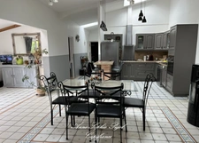 À vendre – Maison de plain-pied avec dépendance aménagée, grands espaces extérieurs et structures polyvalentes – Idéal résidence principale + activité pro ou projet locatif