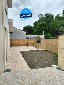Un bien rare au cœur de La Brède : maison neuve en centre‑ville, comprenant 3 chambres et un jardin.