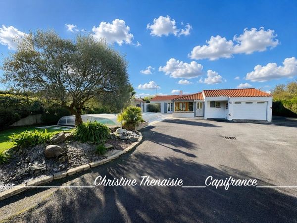 Maison à vendre 5 pièces - Plain-Pied - 3 chambres - 2 salles d'eau - 3 wc - Piscine couverte - 2 garages SAINT HILAIRE DE RIEZ (85)