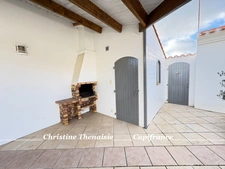 Maison à vendre 5 pièces - Plain-Pied - 3 chambres - 2 salles d'eau - 3 wc - Piscine couverte - 2 garages SAINT HILAIRE DE RIEZ (85)