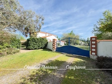 Maison à vendre sur un terrain de 2000 m2 - 4 chambres - Bureau - 3 salles d'eau - 3 wc - Dépendance de 110 m2 et garages LA GARNACHE (85)
