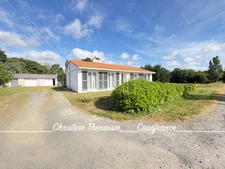Maison à vendre Plain-Pied - 3 chambres - Garages - Grand terrain  COMMEQUIERS (85)