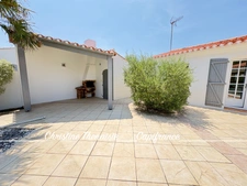 Maison à vendre 5 pièces - Plain-Pied - 3 chambres - 2 salles d'eau - 3 wc - Piscine couverte - 2 garages SAINT HILAIRE DE RIEZ (85)