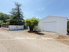 Maison à vendre 5 pièces - Plain-Pied - 3 chambres - 2 salles d'eau - 3 wc - Piscine couverte - 2 garages SAINT HILAIRE DE RIEZ (85)