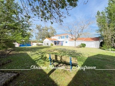 Maison à vendre sur un terrain de 2000 m2 - 4 chambres - Bureau - 3 salles d'eau - 3 wc - Dépendance de 110 m2 et garages LA GARNACHE (85)