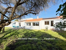 Maison de charme à vendre Plain-pied, 4 chambres dont 3 avec entrées indépendantes, Grand garage, Studio à aménager, 2 entrées sur 1200 m2 de terrain, SAINT HILAIRE DE RIEZ (85)