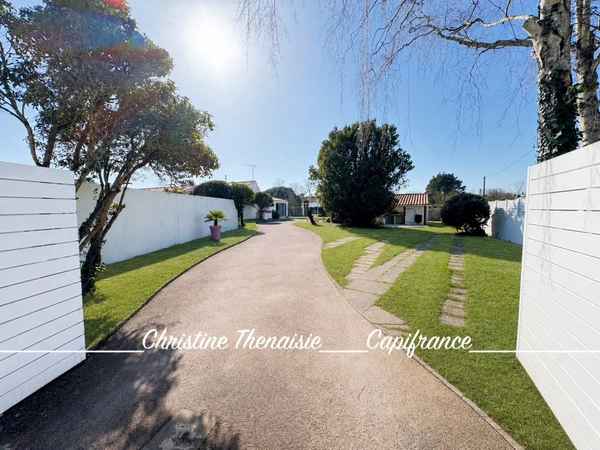 Maison de charme à vendre Plain-pied, 4 chambres dont 3 avec entrées indépendantes, Grand garage, Studio à aménager, 2 entrées sur 1200 m2 de terrain, SAINT HILAIRE DE RIEZ (85)