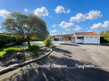 Maison à vendre 5 pièces - Plain-Pied - 3 chambres - 2 salles d'eau - 3 wc - Piscine couverte - 2 garages SAINT HILAIRE DE RIEZ (85)