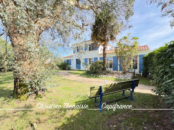Maison à vendre sur un terrain de 2000 m2 - 4 chambres - Bureau - 3 salles d'eau - 3 wc - Dépendance de 110 m2 et garages LA GARNACHE (85)