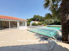 Maison à vendre 5 pièces - Plain-Pied - 3 chambres - 2 salles d'eau - 3 wc - Piscine couverte - 2 garages SAINT HILAIRE DE RIEZ (85)