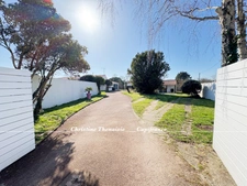 Maison de charme à vendre Plain-pied, 4 chambres dont 3 avec entrées indépendantes, Grand garage, Studio à aménager, 2 entrées sur 1200 m2 de terrain, SAINT HILAIRE DE RIEZ (85)
