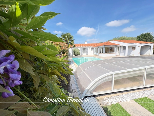 Maison à vendre 5 pièces - Plain-Pied - 3 chambres - 2 salles d'eau - 3 wc - Piscine couverte - 2 garages SAINT HILAIRE DE RIEZ (85)