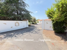 Maison à vendre 5 pièces - Plain-Pied - 3 chambres - 2 salles d'eau - 3 wc - Piscine couverte - 2 garages SAINT HILAIRE DE RIEZ (85)
