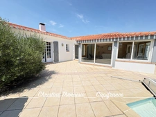 Maison à vendre 5 pièces - Plain-Pied - 3 chambres - 2 salles d'eau - 3 wc - Piscine couverte - 2 garages SAINT HILAIRE DE RIEZ (85)