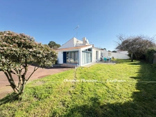 Maison de charme à vendre Plain-pied, 4 chambres dont 3 avec entrées indépendantes, Grand garage, Studio à aménager, 2 entrées sur 1200 m2 de terrain, SAINT HILAIRE DE RIEZ (85)