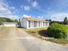 Maison à vendre Plain-Pied - 3 chambres - Garages - Grand terrain  COMMEQUIERS (85)