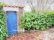 Maison à vendre sur un terrain de 2000 m2 - 4 chambres - Bureau - 3 salles d'eau - 3 wc - Dépendance de 110 m2 et garages LA GARNACHE (85)