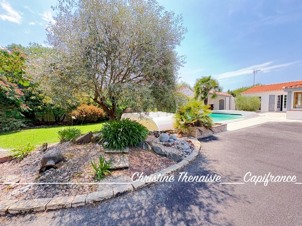 Maison à vendre 5 pièces - Plain-Pied - 3 chambres - 2 salles d'eau - 3 wc - Piscine couverte - 2 garages SAINT HILAIRE DE RIEZ (85)