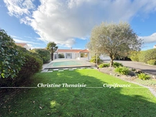 Maison à vendre 5 pièces - Plain-Pied - 3 chambres - 2 salles d'eau - 3 wc - Piscine couverte - 2 garages SAINT HILAIRE DE RIEZ (85)