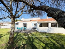 Maison de charme à vendre Plain-pied, 4 chambres dont 3 avec entrées indépendantes, Grand garage, Studio à aménager, 2 entrées sur 1200 m2 de terrain, SAINT HILAIRE DE RIEZ (85)