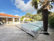 Maison à vendre 5 pièces - Plain-Pied - 3 chambres - 2 salles d'eau - 3 wc - Piscine couverte - 2 garages SAINT HILAIRE DE RIEZ (85)