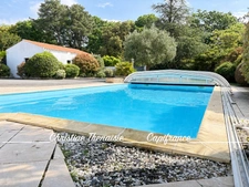 Maison à vendre 5 pièces - Plain-Pied - 3 chambres - 2 salles d'eau - 3 wc - Piscine couverte - 2 garages SAINT HILAIRE DE RIEZ (85)
