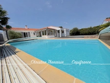 Maison à vendre 5 pièces - Plain-Pied - 3 chambres - 2 salles d'eau - 3 wc - Piscine couverte - 2 garages SAINT HILAIRE DE RIEZ (85)