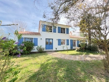 Maison à vendre sur un terrain de 2000 m2 - 4 chambres - Bureau - 3 salles d'eau - 3 wc - Dépendance de 110 m2 et garages LA GARNACHE (85)