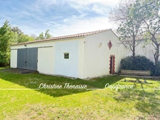 Maison à vendre sur un terrain de 2000 m2 - 4 chambres - Bureau - 3 salles d'eau - 3 wc - Dépendance de 110 m2 et garages LA GARNACHE (85)