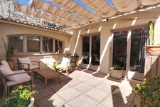GARD (30) AIGUES−MORTES (30220) intra-muros A vendre appartement T4 ~97 m2, 4 chambres et terrasse de 8.5 m2.