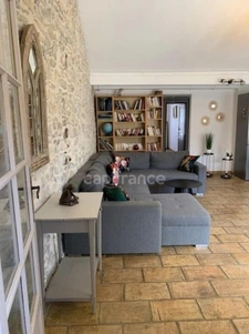 GARD (30) AIGUES-MORTES (30200) à vendre Immeuble mixte de 300 m 2 dont 1 grand local commercial et 3 appartements.