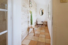 GARD (30) AIGUES−MORTES (30220) intra-muros à vendre appartement T4 ~40 m2, 1 chambres et terrasse.
