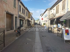 GARD (30) AIGUES-MORTES (30200) à vendre Immeuble mixte de 300 m 2 dont 1 grand local commercial et 3 appartements.
