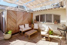 GARD (30) AIGUES−MORTES (30220) intra-muros A vendre appartement T4 ~97 m2, 4 chambres et terrasse de 8.5 m2.