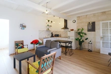 GARD (30) AIGUES-MORTES (30200) à vendre Immeuble mixte de 280 m 2, 1 local commercial 115 m 2 et 3 appartements.