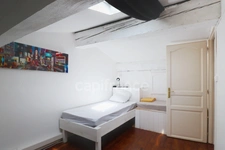 GARD (30) AIGUES−MORTES (30220) intra-muros A vendre appartement T4 ~97 m2, 4 chambres et terrasse de 8.5 m2.