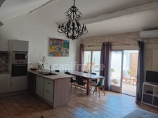 GARD (30) AIGUES-MORTES (30200) à vendre Immeuble mixte de 300 m 2 dont 1 grand local commercial et 3 appartements.