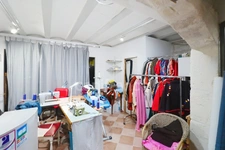 GARD (30) AIGUES−MORTES (30200) À Vendre dans la Cité Murs commerciaux Local de 115 m² qui seront libre d'occupation.