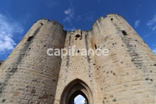 GARD (30) AIGUES−MORTES (30200) À Vendre dans la Cité Murs commerciaux Local de 115 m² qui seront libre d'occupation.