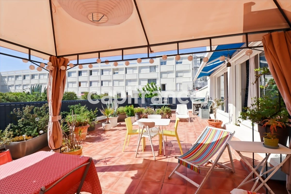 HERAULT (34) LA GRANDE−MOTTE (34280) à vendre Appartement 3 pièces de 91 m 2 et terrasse de 120 m 2. 