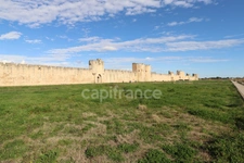 GARD (30) AIGUES−MORTES (30220) à vendre murs hôtel 30 chambres plusieurs logements 2 000 m 2 sur 8 hectares.