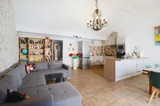 GARD (30) AIGUES-MORTES (30200) à vendre Immeuble mixte de 280 m 2, 1 local commercial 115 m 2 et 3 appartements.